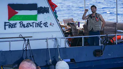 Sumud Filosu'ndan alıkonulan aktivistler sınır dışı edilmek üzere İsrail'e götürülüyor!