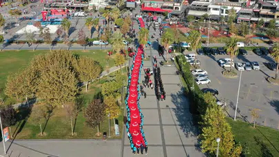 Pendik’te 102 metrelik dev Türk bayrağıyla Cumhuriyet coşkusu