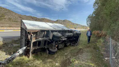 Kontak anahtarı düşen kamyonet şarampole devrildi