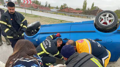 Burdur’da otomobil devrildi: Sürücü araçta sıkıştı
