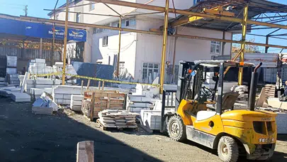 Üzerine mermer düşen adam hayatını kaybetti