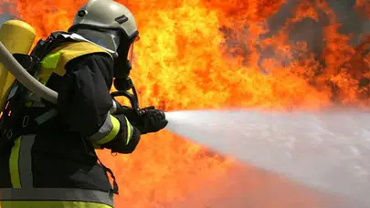 Başakşehir’de 4 katlı binanın çatısında korkutan yangın