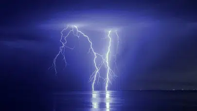 İstanbul Finans Merkezi'nin tepesine yıldırım isabet etti