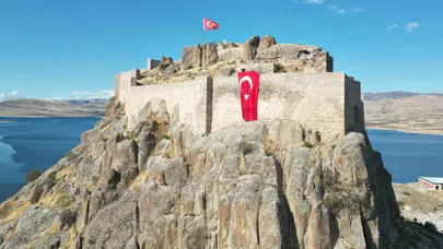 Pertek Kalesi’ne 50 metrekarelik dev Türk bayrağı asıldı