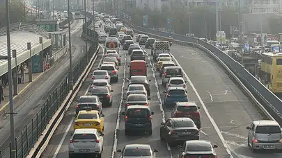 İstanbul’da sağanak alarmı trafiği kitlendi