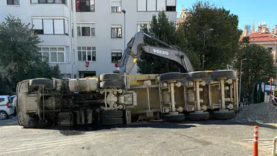 Beşiktaş’ta hafriyat kamyonu devrildi: Sürücü yaralandı