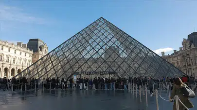 Louvre Müzesi'nde şok soygun! 9 tarihi mücevher çalındı