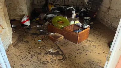 Foça’da şiddetli yağış sonrası sokaklar çamurla kaplandı