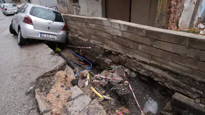 İzmir’de sağanak hayatı felç etti: Sokaklar su altında kaldı