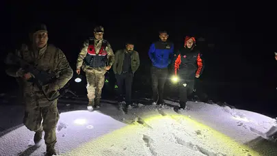 Ağrı’da kara saplanan araçtaki 2 kişi kurtarıldı