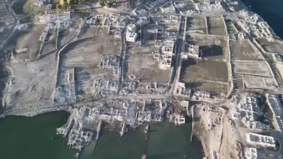 Kars’ta baraj suları çekildi, eski karakurt köyü gün yüzüne çıktı