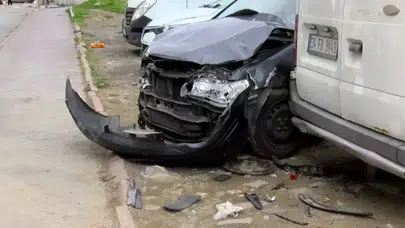 Sultangazi'de kayan minibüs, 6 aracı hurdaya çevirdi