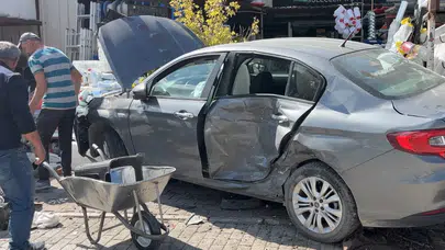 Konya’da otomobil kaldırımdaki yayalara çarptı: 3 kişi yaralandı!