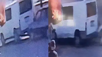 Sivas'ta park halindeki hafif ticari araç alevlere teslim oldu