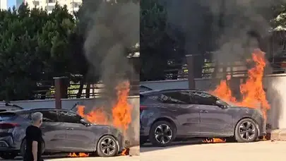 Adana'da park halindeki araç alev aldı!