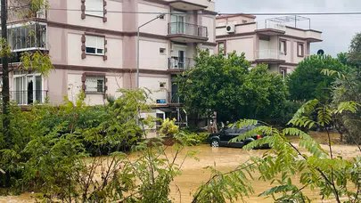 İzmir Foça'da sel: Sağanak yağış hayatı felç etti!