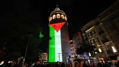Galata Kulesi'ne Filistin bayrağı yansıtıldı