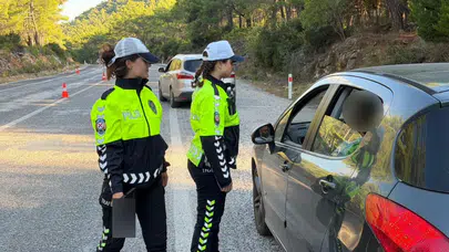 Çeşme-İzmir yolunda trafik güvenliği kadın polislere emanet