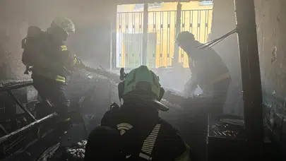 Denizli'de iki katlı binada yangın: Ev kullanılamaz hale geldi!