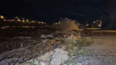 Karadeniz'de fırtına dehşeti: Bartın'da dalgalar 8 metreye ulaştı