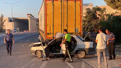 Mersin'de korkunç kaza! Tıra çarpan otomobilin sürücüsü can verdi