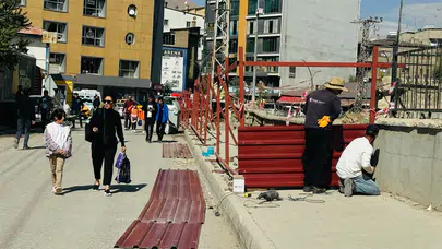 Hakkari’de okul yolunda tehlike: İnşaat nedeniyle kaldırım kapatıldı