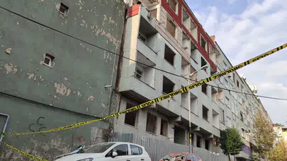 Bayrampaşa’da metruk bir binanın balkonu çöktü: 2 araç kullanılamaz hale geldi!
