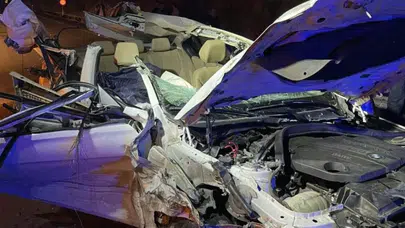 Mersin'de otomobil kamyona çarptı: 1 ölü, 1 yaralı