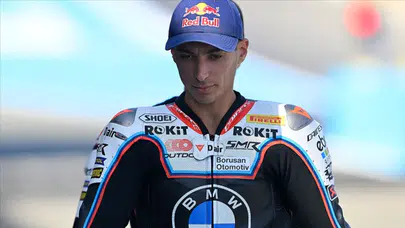 Toprak Razgatlıoğlu, rakibi Bulega'nın temasıyla kaza yaparak yarış dışı kaldı!