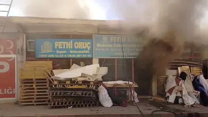 Elazığ'da korkutan yangın: Evin çatısından iş yerine sıçradı!