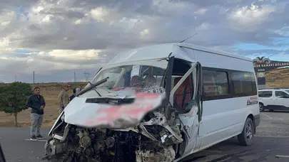 Van’da öğrenci servisi ile tır çarpıştı!