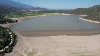 Bursa’daki gölbaşı göleti 5 ayda kurudu: Çiftçiler krizde