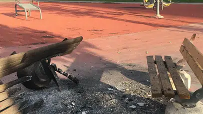 Diyarbakır’da parkta vandallık: Banklar ateşe verildi