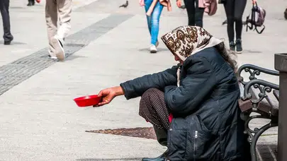 Esenyurt’ta dilencilik yapan kadının üzerinden servet çıktı