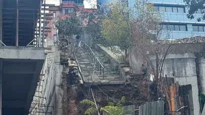 Beşiktaş'ta yağış sonrası inşaat halindeki binanın istinat duvarı yıkıldı!