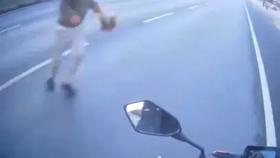 Maltepe'de yola atlayan yaya trafiği birbirine kattı: İşte o anlar!