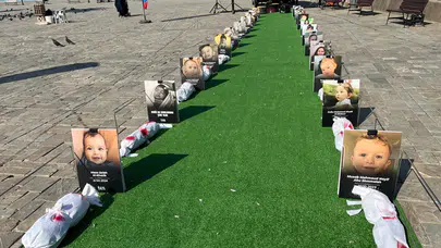 İzmir’de Gazze için farkındalık etkinliği: Küçük kefenler sergisi duygulandırdı