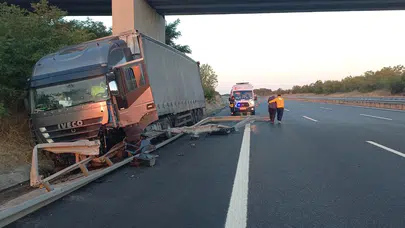 Edirne'de tır bariyerlere girdi! Sürücü ağır yaralandı