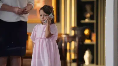 Aynadaki Yabancı Leyla kimdir?