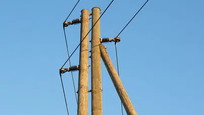 Samsun'da vatandaş kaldırımı değil yolu kullanıyor