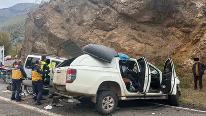 Artvin'de zincirleme kaza: 3 araç birbirine girdi! 4 yaralı