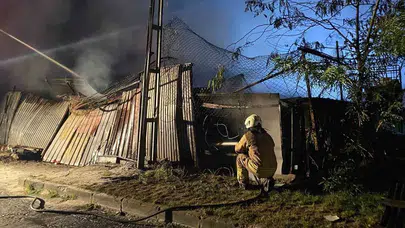 Küçükçekmece'de elektrik telleri alev aldı: Patlamalar meydana geldi