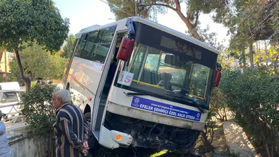 Aydın'da minibüs evin bahçesine girdi!
