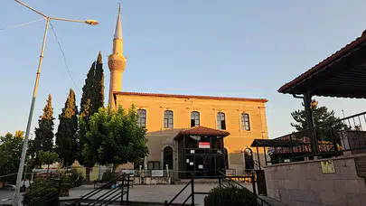 Sındırgı’daki 3 tarihi cami depremden eski hasarlarıyla kurtuldu