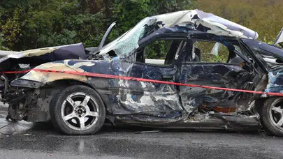 Sakarya'da otomobil bariyerlere saplandı: 1 ölü, 2 yaralı!