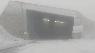 Karabet Geçidi'ne mevsimin ilk karı düştü