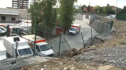 Küçükçekmece’de yağış nedeniyle bir fabrikanın istinat duvarı çöktü: 3 araç hasar aldı