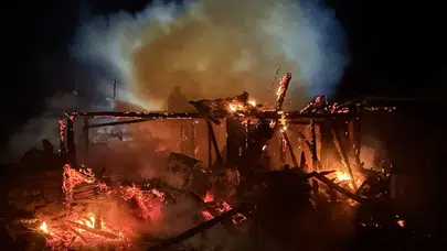 Bolu'da 2 katlı ahşap ev küle döndü!