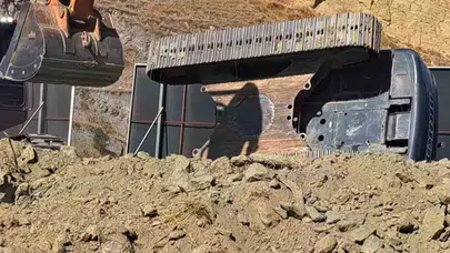 Söke’de iş makinesi devrildi: Kepçe operatörü yaralandı