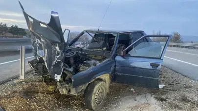 Çorum'da otomobil bariyerlere çarptı: Yaralılar var